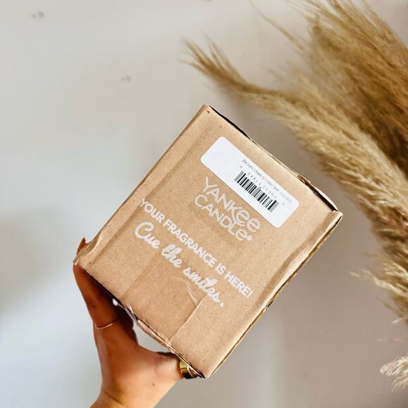 NEW YANKEE CANDLE Large Clear Glass Jar Lid Vessel Vanilla Cupcake White Wax - Picture 10 of 11